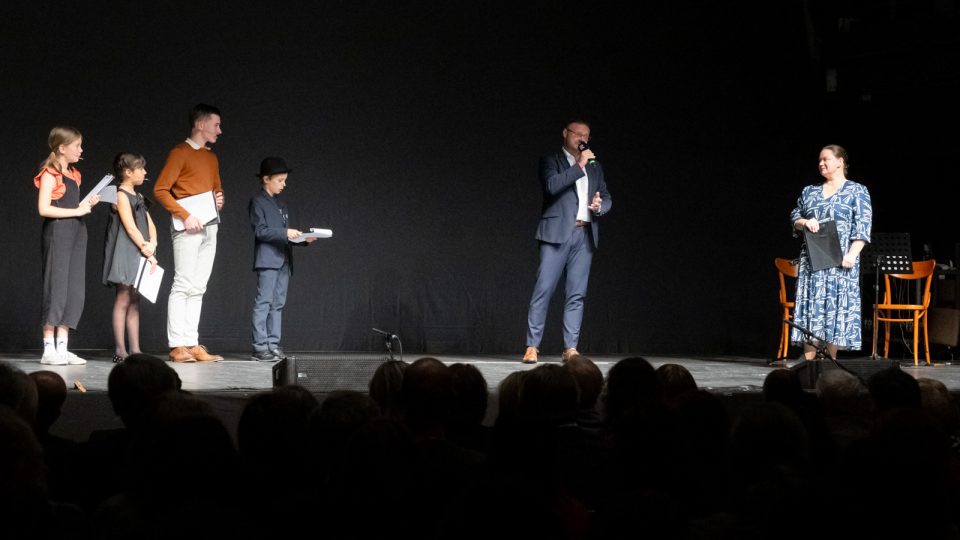 Moderátorů se během večera vystřídalo hned několik, museli totiž projít konkurzem, Dismančetem napořád, Archa+, 25. září 2025 | foto: Khalil Baalbaki, Český rozhlas Moderátorů se během večera vystřídalo hned několik, museli totiž projít konkurzem, Dismančetem napořád, Archa+, 25. září 2025