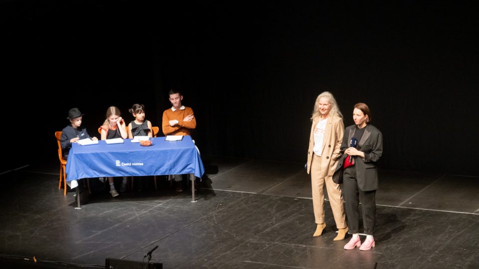 Moderátorů se během večera vystřídalo hned několik, museli totiž projít konkurzem, Dismančetem napořád, Archa+, 25. září 2025 | foto: Khalil Baalbaki, Český rozhlas Moderátorů se během večera vystřídalo hned několik, museli totiž projít konkurzem, Dismančetem napořád, Archa+, 25. září 2025