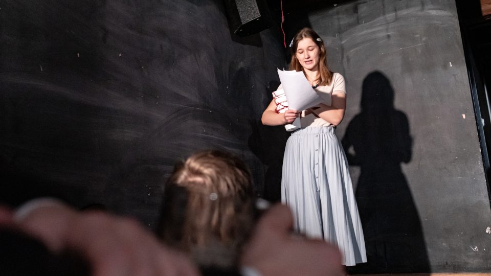 Asistenti vystoupili v rámci Sametu na školách s inscenací Počítám součky na podlaze žalářní, listopad 2025 | foto: Julie Dolejšová Asistenti vystoupili v rámci Sametu na školách s inscenací Počítám součky na podlaze žalářní, listopad 2025