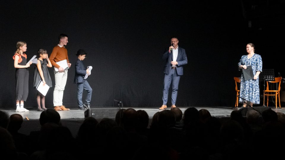 Moderátorů se během večera vystřídalo hned několik, museli totiž projít konkurzem, Dismančetem napořád, Archa+, 25. září 2025 | foto: Khalil Baalbaki, Český rozhlas Moderátorů se během večera vystřídalo hned několik, museli totiž projít konkurzem, Dismančetem napořád, Archa+, 25. září 2025