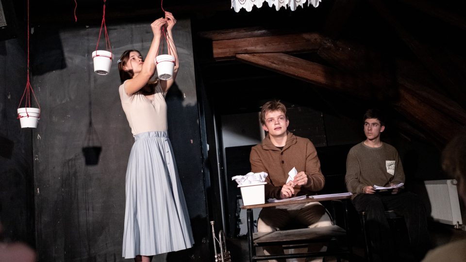 Asistenti vystoupili v rámci Sametu na školách s inscenací Počítám součky na podlaze žalářní, listopad 2025 | foto: Julie Dolejšová Asistenti vystoupili v rámci Sametu na školách s inscenací Počítám součky na podlaze žalářní, listopad 2025