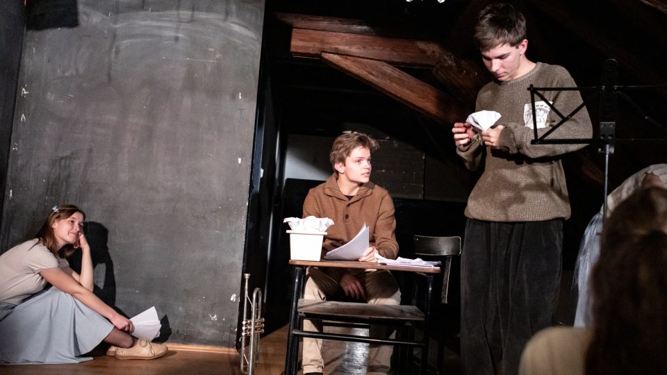 Asistenti vystoupili v rámci Sametu na školách s inscenací Počítám součky na podlaze žalářní, listopad 2025 | foto: Julie Dolejšová Asistenti vystoupili v rámci Sametu na školách s inscenací Počítám součky na podlaze žalářní, listopad 2025