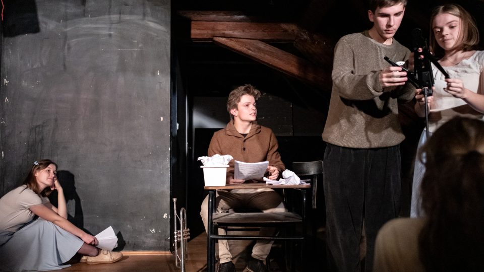 Asistenti vystoupili v rámci Sametu na školách s inscenací Počítám součky na podlaze žalářní, listopad 2025 | foto: Julie Dolejšová Asistenti vystoupili v rámci Sametu na školách s inscenací Počítám součky na podlaze žalářní, listopad 2025