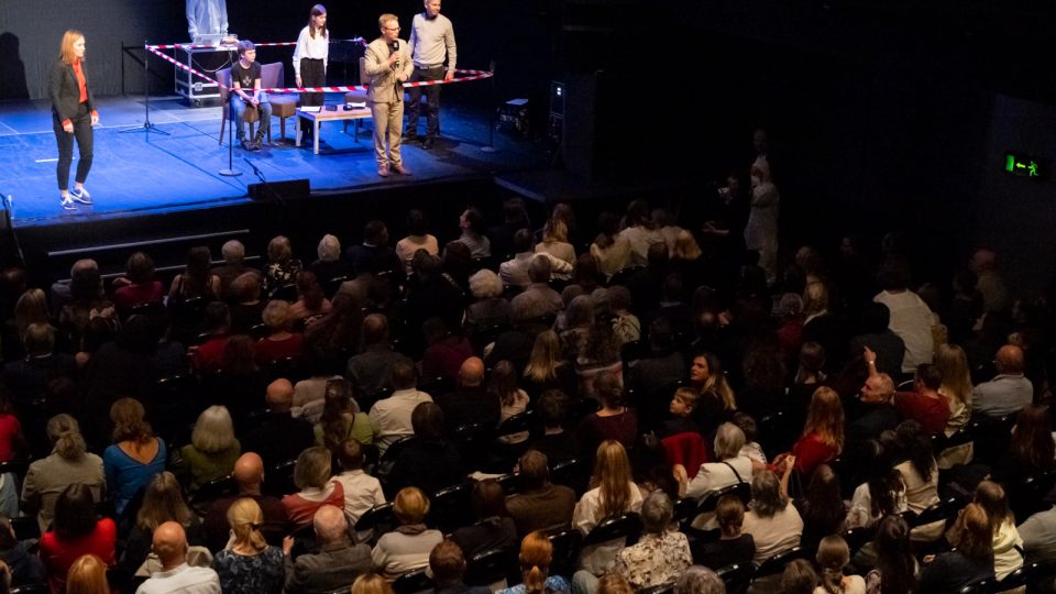 Fleglitida a nezapomenutelné hlášky režiséra Jana Bergera v podání souborových absolventů, Dismančetem napořád, Archa+, 25. září 2025 | foto: Khalil Baalbaki, Český rozhlas Fleglitida a nezapomenutelné hlášky režiséra Jana Bergera v podání souborových absolventů, Dismančetem napořád, Archa+, 25. září 2025