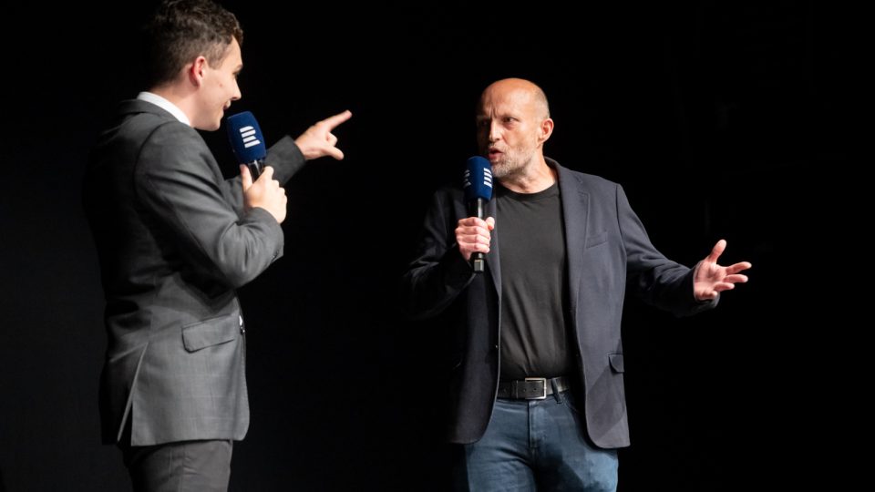 Moderátorů se během večera vystřídalo hned několik, museli totiž projít konkurzem, Dismančetem napořád, Archa+, 25. září 2025 | foto: Khalil Baalbaki, Český rozhlas Moderátorů se během večera vystřídalo hned několik, museli totiž projít konkurzem, Dismančetem napořád, Archa+, 25. září 2025