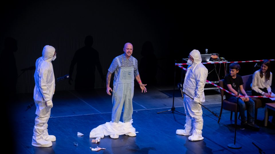 Fleglitida a nezapomenutelné hlášky režiséra Jana Bergera v podání souborových absolventů, Dismančetem napořád, Archa+, 25. září 2025 | foto: Khalil Baalbaki, Český rozhlas Fleglitida a nezapomenutelné hlášky režiséra Jana Bergera v podání souborových absolventů, Dismančetem napořád, Archa+, 25. září 2025