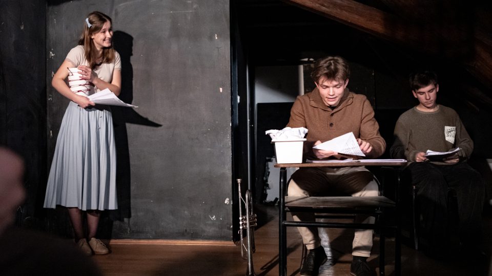 Asistenti vystoupili v rámci Sametu na školách s inscenací Počítám součky na podlaze žalářní, listopad 2025 | foto: Julie Dolejšová Asistenti vystoupili v rámci Sametu na školách s inscenací Počítám součky na podlaze žalářní, listopad 2025