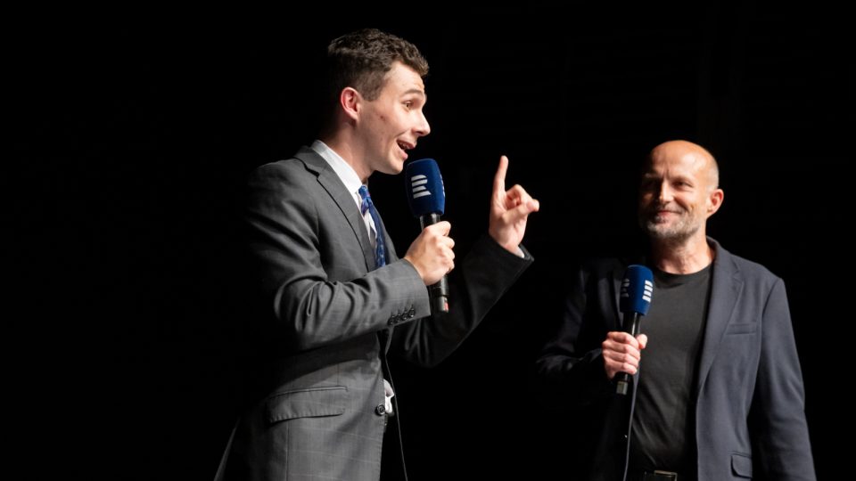 Moderátorů se během večera vystřídalo hned několik, museli totiž projít konkurzem, Dismančetem napořád, Archa+, 25. září 2025 | foto: Khalil Baalbaki, Český rozhlas Moderátorů se během večera vystřídalo hned několik, museli totiž projít konkurzem, Dismančetem napořád, Archa+, 25. září 2025